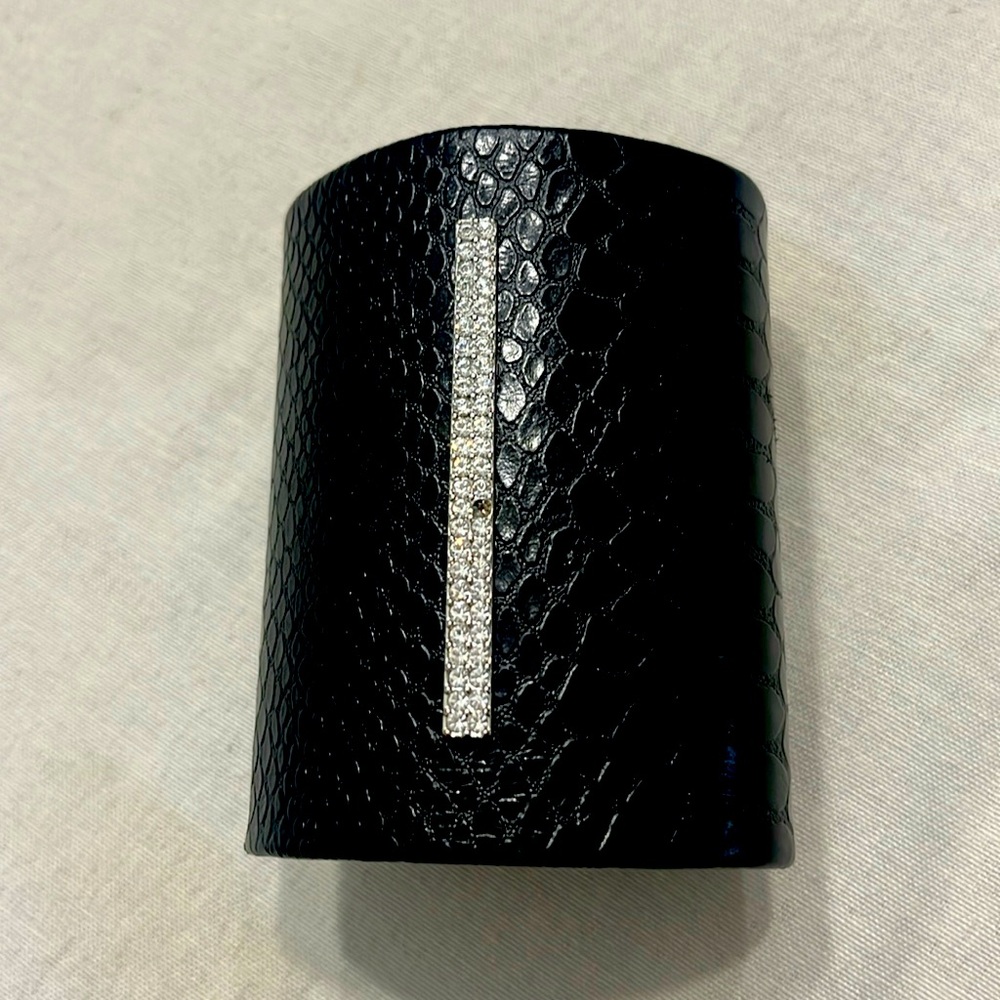 Snake skin rhinestone cuff🖤